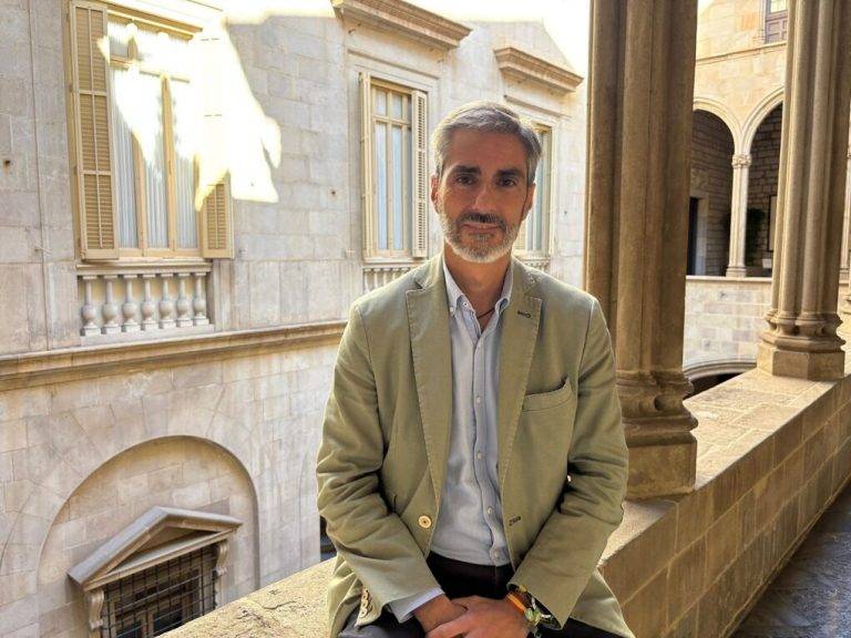 FOTOGRAFÍA. BARCELONA (REINO DE ESPAÑA), 04 DE OCTUBRE DE 2024. Oro-Pulido pide "transparencia" a Collboni poniendo "luz y taquígrafos" a la cuestionada gestión de Ada Colau Ballano. En la imagen, Gonzalo de Oro-Pulido Pla, coordinado de VOX en la ciudad de Barcelona y portavoz del Grupo municipal de la Resistencia VOX que integra también su portavoz municipal, el catalán vecino de la ciudad Condal Liberto Mariano Senderos Oliva, durante una valoración d ela actualidad política del consistorio barcelonés este mediodía desde el Palacio del Ayuntamiento de Barcelona. Lasvocesdelpueblo (Ñ Pueblo)