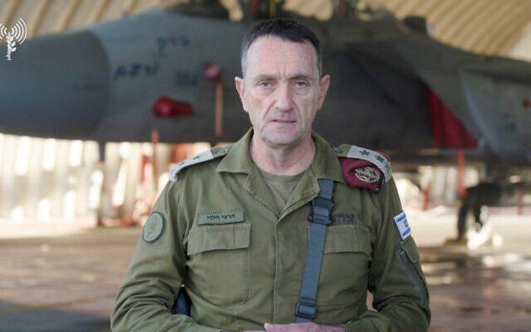 FOTOGRAFÍA. BASE AÉREA DE TEL NOF (REHOVOT) ISRAEL, 02 DE OCTUBRE DE 2024. El jefe del Estado Mayor de las Fuerzas de Defensa de Israel (FDI) del Ejército de defensa de la Tierra Santa, el Tzáhal, el teniente general Herzi Halevi, valora el ataque de la República Islámica de Irán contra los civiles israelíes en territorio soberano de Israel, de anoche, martes 1 de octubre de 2024, desde la Base aérea de Tel Nof (Rehovot) Israel, donde también ha anunciado que los guerreros santos van ha celebrar el Año Nuevo Judío 2024 (Rosh Hashaná 2024, es decir, el comienzo del año 5785), en el frente y habrá refuerzo). Sobre el fracaso del intento de masacre de civiles israelíes por parte de Irán, el teniente general ha advertido de que Israel va a responder donde más le va a doler a la tiranía de los Ayatolas