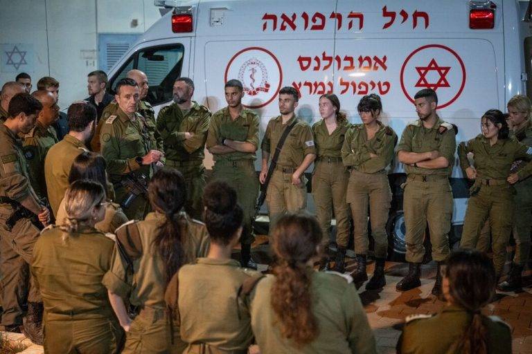 FOTOGRAFÍA. BINYAMINA (ISRAEL), 13 DE OCTUBRE DE 2024.. "Estamos en guerra". "Un ataque a una base de entrenamiento en el frente interno es difícil y los resultados son dolorosos". "Ustedes actuaron bien para atender y evacuar a los heridos y lesionados". "Abracen a las familias en duelo, acompañen a los heridos y fortalezcan a los comandantes y soldados". Estas son las declaraciones del Jefe del Estado Mayor de las fuerzas de Defensa de israel (FDI), integrantes del Ejército de Israel (Tzáhal), el Teniente general Herzi Halevi, desde la base de entrenamiento de la Brigada Golani ubicada en el área de Binyamina, una localidad ubicada 60 kilómetros al norte de Tel Aviv,  tras el ataque del grupo terrorista nazi fascista chií yihadista libanés hezbolá (Hezbollah) de ayer, domingo 13 de octubre de 2024. FDI/Lasvocesdelpueblo (Ñ Pueblo)