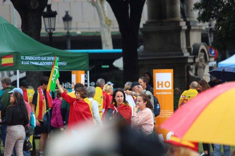 FOTOGRAFÍA. PASEO DE GRACIA Y PLAZA CATALUÑA DE BARCELONA (CATALUÑA) REINO DE ESPAÑA, 12 DE OCTUBRE DE 2024. Hazte Oír e Iustitia Europa "Pedro Sánchez tendrá que explicar por qué aparece en el informe de la OCU junto a Víctor de Aldama y Koldo García". Detalle de una mesa informativa de la asociación Hazte Oír este mediodía en Plaza Cataluña de Barcelona exhibiendo orgullo hispano el Doce Octubre. Cataluña y los pueblos hispanos del resto de mundo, en su mayoría, los de hispanoamérica, han exhibido esta mañana y la tarde su orgullo hispano por las calles del centro de Barcelona, con el motivo del Día de la Hispanidad 2024 y Fiesta Nacional de España (12 Octubre), advirtiendo de la amenaza socialista en Hispanoamérica, a través de sus organizaciones criminales: el Foro de Sao Paulo y el Grupo de Pueblo. Se ha registrado una fuerte movilización de la militancia y simpatizantes del partido político VOX liderados por Ignacio Garriga Vaz de Conceiçao, secretario general y vicepresidente nacional de VOX además de presidente del grupo parlamentario en el Parlament de Cataluña; pero también, se ha podido comprobar la asistencia de simpatizantes y miembros de Ciutadans Partit de la Ciutadanía Ciudadanos (Cs) liderados por Joan García, coordinador de Cs en Cataluña; y del Partido Popular de Cataluña (PPC) liderados por Alejandro Fernández Álvarez, Presidente del Partido popular de Catalunya (PPC) además de presidente del Grupo Parlamentario en la cámara catalana. Lasvocesdelpueblo (Ñ Pueblo)