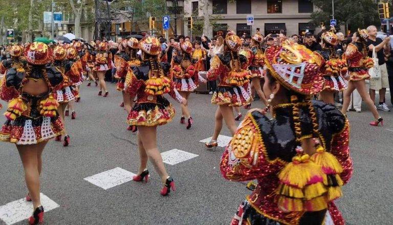 FOTOGRAFÍA. PASEO DE GRACIA Y PLAZA CATALUÑA DE BARCELONA (CATALUÑA) REINO DE ESPAÑA, 12 DE OCTUBRE DE 2024. Cataluña y los pueblos hispanos del resto de mundo, en su mayoría, los de hispanoamérica, han exhibido esta mañana y la tarde su orgullo hispano por las calles del centro de Barcelona, con el motivo del Día de la Hispanidad 2024 y Fiesta Nacional de España (12 Octubre), advirtiendo de la amenaza socialista en Hispanoamérica, a través de sus organizaciones criminales: el Foro de Sao Paulo y el Grupo de Pueblo. Se ha registrado una fuerte movilización de la militancia y simpatizantes del partido político VOX liderados por Ignacio Garriga Vaz de Conceiçao, secretario general y vicepresidente nacional de VOX además de presidente del grupo parlamentario en el Parlament de Cataluña; pero también, se ha podido comprobar la asistencia de simpatizantes y miembros de Ciutadans Partit de la Ciutadanía Ciudadanos (Cs) liderados por Joan García, coordinador de Cs en Cataluña; y del Partido Popular de Cataluña (PPC) liderados por Alejandro Fernández Álvarez, Presidente del Partido popular de Catalunya (PPC) además de presidente del Grupo Parlamentario en la cámara catalana. Lasvocesdelpueblo (Ñ Pueblo)