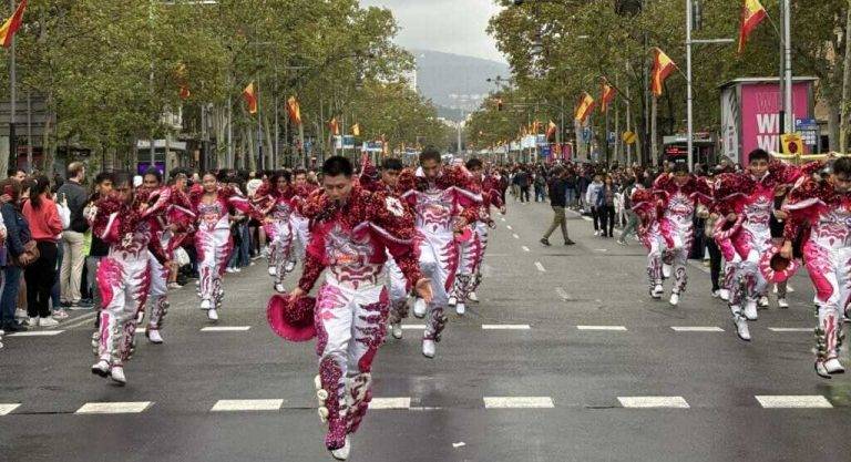 FOTOGRAFÍA. PASEO DE GRACIA Y PLAZA CATALUÑA DE BARCELONA (CATALUÑA) REINO DE ESPAÑA, 12 DE OCTUBRE DE 2024. Un anticiclón traerá estabilidad este sábado en el Reino de España. Cataluña y los pueblos hispanos del resto de mundo, en su mayoría, los de hispanoamérica, han exhibido esta mañana y la tarde su orgullo hispano por las calles del centro de Barcelona, con el motivo del Día de la Hispanidad 2024 y Fiesta Nacional de España (12 Octubre), advirtiendo de la amenaza socialista en Hispanoamérica, a través de sus organizaciones criminales: el Foro de Sao Paulo y el Grupo de Pueblo. Se ha registrado una fuerte movilización de la militancia y simpatizantes del partido político VOX liderados por Ignacio Garriga Vaz de Conceiçao, secretario general y vicepresidente nacional de VOX además de presidente del grupo parlamentario en el Parlament de Cataluña; pero también, se ha podido comprobar la asistencia de simpatizantes y miembros de Ciutadans Partit de la Ciutadanía Ciudadanos (Cs) liderados por Joan García, coordinador de Cs en Cataluña; y del Partido Popular de Cataluña (PPC) liderados por Alejandro Fernández Álvarez, Presidente del Partido popular de Catalunya (PPC) además de presidente del Grupo Parlamentario en la cámara catalana. Lasvocesdelpueblo (Ñ Pueblo)
