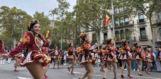 FOTOGRAFÍA. PASEO DE GRACIA Y PLAZA CATALUÑA DE BARCELONA (CATALUÑA) REINO DE ESPAÑA, 12 DE OCTUBRE DE 2024. Abundante nubosidad y precipitaciones con de tormentas el viernes. Cataluña y los pueblos hispanos del resto de mundo, en su mayoría, los de hispanoamérica, han exhibido esta mañana y la tarde su orgullo hispano por las calles del centro de Barcelona, con el motivo del Día de la Hispanidad 2024 y Fiesta Nacional de España (12 Octubre), advirtiendo de la amenaza socialista en Hispanoamérica, a través de sus organizaciones criminales: el Foro de Sao Paulo y el Grupo de Pueblo. Se ha registrado una fuerte movilización de la militancia y simpatizantes del partido político VOX liderados por Ignacio Garriga Vaz de Conceiçao, secretario general y vicepresidente nacional de VOX además de presidente del grupo parlamentario en el Parlament de Cataluña; pero también, se ha podido comprobar la asistencia de simpatizantes y miembros de Ciutadans Partit de la Ciutadanía Ciudadanos (Cs) liderados por Joan García, coordinador de Cs en Cataluña; y del Partido Popular de Cataluña (PPC) liderados por Alejandro Fernández Álvarez, Presidente del Partido popular de Catalunya (PPC) además de presidente del Grupo Parlamentario en la cámara catalana. Lasvocesdelpueblo (Ñ Pueblo)