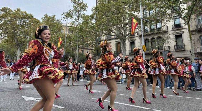 FOTOGRAFÍA. PASEO DE GRACIA Y PLAZA CATALUÑA DE BARCELONA (CATALUÑA) REINO DE ESPAÑA, 12 DE OCTUBRE DE 2024. Abundante nubosidad y precipitaciones con de tormentas el viernes. Cataluña y los pueblos hispanos del resto de mundo, en su mayoría, los de hispanoamérica, han exhibido esta mañana y la tarde su orgullo hispano por las calles del centro de Barcelona, con el motivo del Día de la Hispanidad 2024 y Fiesta Nacional de España (12 Octubre), advirtiendo de la amenaza socialista en Hispanoamérica, a través de sus organizaciones criminales: el Foro de Sao Paulo y el Grupo de Pueblo. Se ha registrado una fuerte movilización de la militancia y simpatizantes del partido político VOX liderados por Ignacio Garriga Vaz de Conceiçao, secretario general y vicepresidente nacional de VOX además de presidente del grupo parlamentario en el Parlament de Cataluña; pero también, se ha podido comprobar la asistencia de simpatizantes y miembros de Ciutadans Partit de la Ciutadanía Ciudadanos (Cs) liderados por Joan García, coordinador de Cs en Cataluña; y del Partido Popular de Cataluña (PPC) liderados por Alejandro Fernández Álvarez, Presidente del Partido popular de Catalunya (PPC) además de presidente del Grupo Parlamentario en la cámara catalana. Lasvocesdelpueblo (Ñ Pueblo)