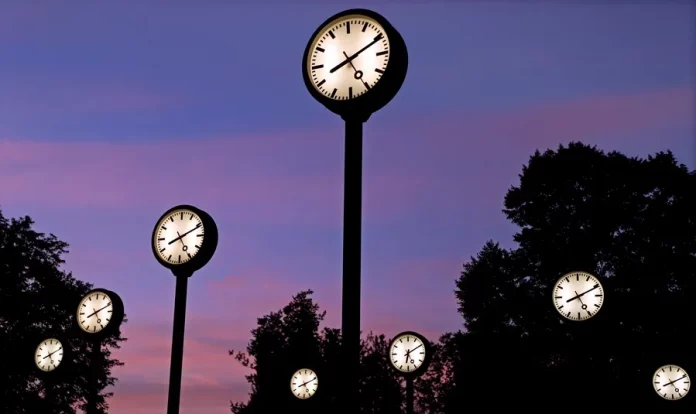 FOTOGRAFÍA. MADRID (REINO DE ESPAÑA), 25 DE OCTUBRE DE 2024. Los españoles deberán retrasar sus relojes una hora durante la madrugada del sábado 26 al domingo 27 de octubre por la entrada en vigor del horario de invierno, costumbre que sigue viva “gracias al mito del ahorro energético” según explica a Efe la codirectora de Time-Use Initiative, Ariadna Güell. Efe
