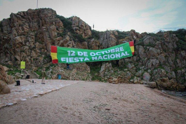 FOTOGRAFÍA. BLANES (GERONA), 12 DE OCTUBRE DE 2024. Como cada año, VOX ha llevado a cabo un acto simbólico en la localidad de Blanes, provincia de Girona, con la colocación de una pancarta gigante en Sa Palomera para celebrar el Día de la Hispanidad, Fiesta nacional del Reino de España y la festividad de la Virgen del Pilar. Lasvocesdelpueblo (Ñ Pueblo)