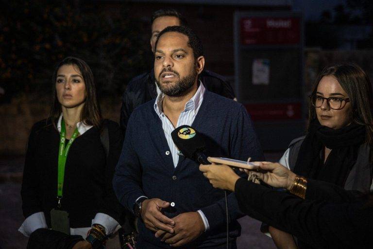FOTOGRAFÍA. VILADECANS (BARCELONA) REINO DE ESPAÑA, 29 DE OCTUBRE DE 2024. El secretario general de VOX y presidente del grupo parlamentario en Cataluña, Ignacio Garriga Vaz de Conceiçao (c) , ha visitado hoy Viladecans para expresar su apoyo a los vecinos, quienes están «hartos y desesperados» por la okupación del emblemático casino Albarosa, un lugar de gran importancia e historia para este municipio del Baix Llobregat, en provincia de Barcelona. "¡Basta ya de ponerse siempre al lado de los delincuentes y abandonar a la gente corriente!", ha advertido el también presidente del Grupo Parlamentario de Vox en el Parlament de Catalunya y vicepresidente del Comité Ejecutivo Nacional (CEN) de la Resistencia, junto al diputado por Tarragona al Parlament català, Sergio Marcian de Greef (segunda fila c), y las concejalas del Grupo Municipal en el  Ayuntamiento de Viladecans, Josling Efigenia Montilva Peralta (i), y Marina Ferrer Sánchez (d). Lasvocesdelpueblo (Ñ Pueblo)