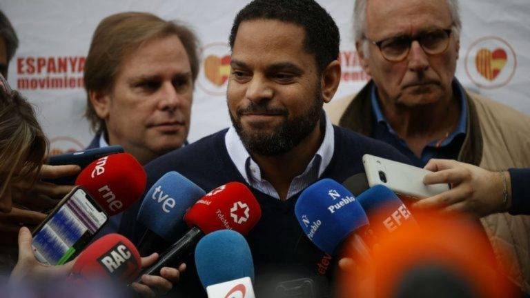 FOTOGRAFÍA. BARCELONA (REINO DE ESPAÑA), 12 DE OCTUBRE DE 2024.  Caso Koldo VOX ve «macrocaso de corrupción que lidera Pedro Sánchez». El secretario general y vicepresidente de Vox, presidente del Grupo Parlamentario de Vox en el Parlament de Catalunya, Ignacio Garriga Vaz de Conceiçao, participó hoy en la celebración de la Hispanidad y la fiesta nacional del Reino de España en el centro de Barcelona, junto a una fuerte delegación de la Resistencia liderada también por el portavoz parlamentario catalán y presidente del Vox en la provincia de Barcelona, Joan Garriga Doménech. Lasvocesdelpueblo (Ñ Pueblo) 