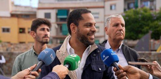 FOTOGRAFÍA. SANTA COLOMA DE GRAMANET (BARCELONA) REINO DE ESPAÑA, 11 DE OCTUBRE DE 2024. El secretario general, vicepresidente nacional y presidente del Grupo Parlamentario de VOX en el Parlament de Catalunya, Ignacio Garriga Vaz de Conceiçao, ha visitado esta mañana Santa Coloma de Gramenet, ciudad d ela comarca del Barcelonés, en la provincia de Barcelona, comunidad autónoma de Cataluña. Desde allí ha asegurado que "vamos a ser la voz de todos aquellos catalanes de todos los españoles que han sido condenados a vivir en barrios cada día más inseguros". Lasvocesdelpueblo (Ñ Pueblo)