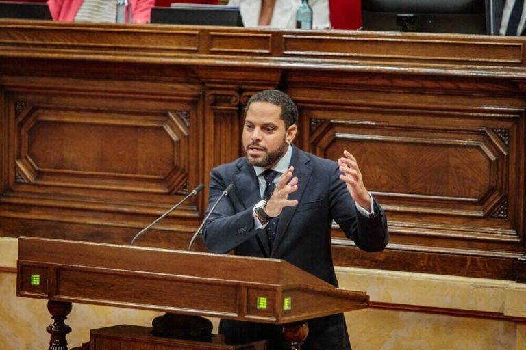 FOTOGRAFÍA. BARCELONA (REINO DE ESPAÑA), 09 DE OCTUBRE DE 2024. Garriga en el DPG: "Prefiero fotos con (Trump Orbán Meloni Le Pen) que con Al-Qaeda y ETA como Pedro Sánchez". Discurso completo del líder de VOX en Cataluña en el DPG de la era Illa. El presidente del Grupo Parlamentario de VOX Parlament de Catalunya, secretario general y vicepresidente nacional de VOX, Ignacio Garriga Vaz de Conceiçao, ha participado este mediodía en el Debate sobre la Orientación Política General del Govern de la Generalidad de Cataluña, el primer de la era Salvador Illa Roca, presidente del Govern de la Generalitat de Catalunya, exministro de Sanidad del Gobierno de España y primer secretario general del Partit dels Socialistes de Catalunya (PSC). Parlament de Catalunya/ Lasvocesdelpueblo (Ñ Pueblo)