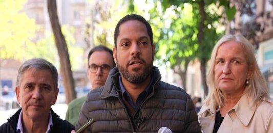 FOTOGRAFÍA. LÉRIDA (CATALUÑA) REINO DE ESPAÑA, 19 DE OCTUBRE DE 2024. El presidente del Grupo Parlamentario de la Resistencia en el Parlament de Catalunya, secretario general nacional y vicepresidente dle Comité Ejecutivo Nacional (CEN) de VOX, Ignacio Garriga Vaz de Conceiçao, subrayó: "hoy estoy en la provincia Lérida, acompañando a los concejales de VOX Ayuntamiento de Lérida, Gloria Rico Iribarne (portavoz) (d); y Josep Roca Tlemsani (edil); al presidente y diputado de VOX por Lérida al Parlament de Catalunya, Rafael Villafranca Merce (i), y estamos aquí para denunciar la realidad a la que ha condenado el separatismo y el socialismo a muchísimas familias corrientes de catalanes". Lasvocesdelpueblo (Ñ Pueblo)