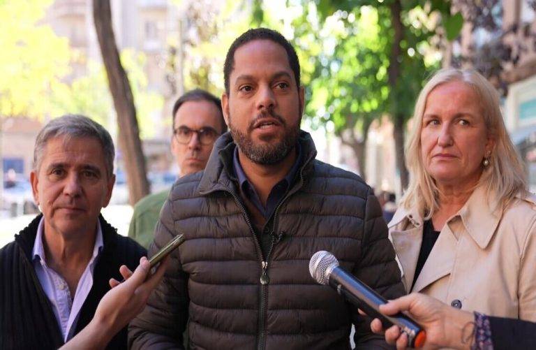 FOTOGRAFÍA. LÉRIDA (CATALUÑA) REINO DE ESPAÑA, 19 DE OCTUBRE DE 2024. El presidente del Grupo Parlamentario de la Resistencia en el Parlament de Catalunya, secretario general nacional y vicepresidente dle Comité Ejecutivo Nacional (CEN) de VOX, Ignacio Garriga Vaz de Conceiçao, subrayó: "hoy estoy en la provincia Lérida, acompañando a los concejales de VOX Ayuntamiento de Lérida, Gloria Rico Iribarne (portavoz) (d); y Josep Roca Tlemsani (edil); al presidente y diputado de VOX por Lérida al Parlament de Catalunya, Rafael Villafranca Merce (i), y estamos aquí para denunciar la realidad a la que ha condenado el separatismo y el socialismo a muchísimas familias corrientes de catalanes". Lasvocesdelpueblo (Ñ Pueblo)