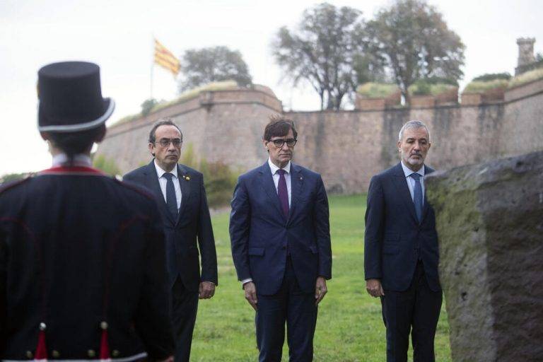 FOTOGRAFÍA. BARCELONA (REINO DE ESPAÑA), 15 DE OCTUBRE DE 2024. El presidente del Govern de la Generalitat de Catalunya, Salvador Illa Roca (c), el presidente del Parlament de Catalunya, Josep Rull Andreu (i), y el alcalde de Barcelona, Jaume Collboni Cuadrado (d), realizan una ofrenda conjunta ante el monumento dedicado al expresidente de la Generalitat republicana Lluís Companys en el Fossar de Santa Eulàlia del Castillo de Montjuic, el lugar donde hace 84 años fue fusilado por las tropas franquistas. Efe