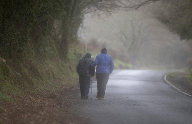 FOTOGRAFÍA. LUGO (COMUNIDAD AUTÓNOMA DE GALICIA) REINO DE ESPAÑA, 08 DE MARZO DE 2022. Detalle de un anciano pasea con ayuda de su cuidadora en Lugo. Efe