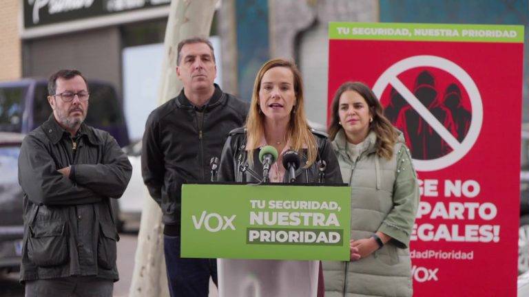 FOTOGRAFÍA. FUENLABRADA (COMUNIDAD DE MADRID) REINO DE ESPAÑA, 27 DE OCTUBRE DE 2024. VOX ha celebrado un acto público, titulado "Tu Seguridad: Nuestra Prioridad", este mediodía, domingo 27 de octubre de 2024, a las 12:00 horas, en calle Telefónica, esquina con calle del Ferial, Fuenlabrada (Comunidad de Madrid) Reino de España, en el que han intervenido los dirigentes de esta formación política d ela Resistencia española que lidera Santiago Abascal Conde: Samuel Vázquez (Mieres, 1975), el presidente de la asociación Una Policía para el Siglo XXI, miembro de los Grupos Operativos de Respuesta (GOR) de la Policía Nacional en el sur de Madrid y portavoz nacional de VOX en materia de Inmigración, Seguridad e Interior; e Isabel Pérez Moñino-Aranda, ex-concejala y portavoz del Grupo Municipal de VOX en el Ayuntamiento de Fuenlabrada (Madrid) y nueva portavoz del grupo Parlamentario de VOX en la Asamblea de Madrid. Lasvocesdelpueblo (Ñ pueblo)
