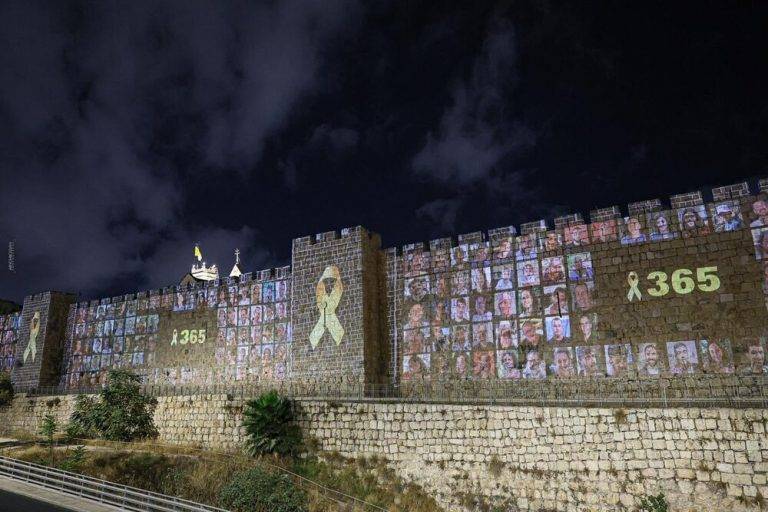 FOTOGRAFÍA. JERUSALÉN (TEL AVIV) ISRAEL, 06 DE OCTUBRE DE 2024. Ucrania a Israel: "Toda Nación atacada tiene derecho a la autodefensa". El pueblo de Israel recuerda y homenajea a las víctimas del 7 Octubre (7-O) de 2023.  Hace exactamente un año, terroristas nazis fascistas antisemitas yihadista palestinos de Hamás y la Jihad Islámica Palestina (YIP) se infiltraron en Israel por aire, tierra y mar, matando a más de 1.200 personas y tomando a 251 israelíes como rehenes. ¿Qué ocurrió en masacre fascista del 7 de octubre de 2023 en Israel? Cronología y claves del 7 Octubre en Israel en cada Kibutz. El "October 7", también conocido como el «Sábado Negro«, fue el mayor asesinato de judíos desde el Holocausto. La masacre llevada a cabo por terroristas de Hamás y la Jihad Islámica Palestina (YIP), ambos conocidos agentes terroristas de la República Islámica de Irán, fue uno de los actos terroristas internacionales más grandes y sangrientos. Civiles de varios países fueron asesinados y/o tomados como rehenes, incluidos: Estados Unidos, Reino Unido, Francia, Tailandia, Rusia, Alemania, Austria, Ucrania, Argentina, Canadá, Rumania, Portugal, China, Filipinas, Australia, Azerbaiyán, Bielorrusia, Brasil, Camboya, Chile, Colombia, Eritrea, Estonia, Francia, Irlanda, Italia, Letonia, Lituania, Moldavia, Nepal, Paraguay, Polonia, Rumania, Sri Lanka, Sudán, Suiza, Tanzania, Tailandia, Uzbekistán, Hungría y Dinamarca. Ghazi Hamad, un funcionario de Hamás, describió la masacre del 7-Oct como «…sólo la primera vez, y habrá una segunda, una tercera, una cuarta, porque tenemos la determinación, la resolución y la capacidad para luchar…». El objetivo de Hamás de matar israelíes ha sido claro desde su creación y su actividad terrorista contra Israel comenzó mucho antes del "Sábado Negro". Crédito Avia Levi (@Israel_Avia)/Lasvocesdelpueblo (Ñ Pueblo)