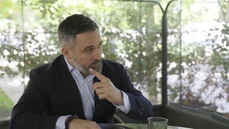 FOTOGRAFÍA. MADRID (REINO DE ESPAÑA), 07 DE OCTUBRE DE 2024. Madrid (Reino de España), lunes 7 de octubre de 2024 (Lasvocesdelpueblo).- El presidente de VOX y líder opositor español, Santiago Abascal Conde, ha valorado la actualidad política nacional del Reino de España, comunitaria (Unión Europea, UE), en el Oriente Medio y en el resto del planeta tierra en una entrevista que publica el diario español "El Mundo" este lunes, de la que Lasvocesdelpueblo recoge los principales titulares: Inmigración ilegal descontrolada invasora, Ley Mordaza/Ley de Seguridad Ciudadana, los Presupuestos de gobiernos autonómicos en minorías de la derechista cobarde estafadora socialismo azul Partido popular (PP), Isabel Ayuso se disfraza de VOX pero forma parte de la estafa de calle Génova 12 de Madrid, los casos de corrupción y estafa con criptomonedas del líder de Se Acabó La Fiesta (SALF), Luís Pérez Fernández (Alvise Pérez), Israel tiene derecho y deber de defenderse de la agresión del 7 Octubre". Captura vídeo del diario El Mundo sobre entrevista del líder opositor español santiago Abascal Conde/Lasvocesdelpueblo (Ñ Pueblo) 