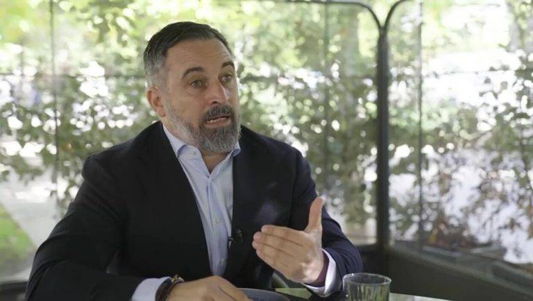 FOTOGRAFÍA. MADRID (REINO DE ESPAÑA), 07 DE OCTUBRE DE 2024. Abascal: "Ayuso se disfraza de VOX formando parte de la estafa del PP". Madrid (Reino de España), lunes 7 de octubre de 2024 (Lasvocesdelpueblo).- El presidente de VOX y líder opositor español, Santiago Abascal Conde, ha valorado la actualidad política nacional del Reino de España, comunitaria (Unión Europea, UE), en el Oriente Medio y en el resto del planeta tierra en una entrevista que publica el diario español "El Mundo" este lunes, de la que Lasvocesdelpueblo recoge los principales titulares: Inmigración ilegal descontrolada invasora, Ley Mordaza/Ley de Seguridad Ciudadana, los Presupuestos de gobiernos autonómicos en minorías de la derechista cobarde estafadora socialismo azul Partido popular (PP), Isabel Ayuso se disfraza de VOX pero forma parte de la estafa de calle Génova 12 de Madrid, los casos de corrupción y estafa con criptomonedas del líder de Se Acabó La Fiesta (SALF), Luís Pérez Fernández (Alvise Pérez), Israel tiene derecho y deber de defenderse de la agresión del 7 Octubre". Captura vídeo del diario El Mundo sobre entrevista del líder opositor español santiago Abascal Conde/Lasvocesdelpueblo (Ñ Pueblo) 