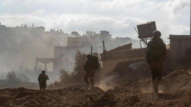 FOTOGRAFÍA. SUR DEL LÍBANO (LÍBANO), 18 DE OCTUBRE DE 2024. detalle de varios guerreros santos de las Fuerzas de Defensa de Israel (FDI) durante el combate contra las fuerzas del mal: los nazis fascistas antisemitas islamistas chiíes del grupo terrorista yihadista Hezbolá (Hezbollah) en el sur del Líbano. El Ejército israelí aseguró este viernes haber matado en un ataque aéreo a Muhammad Hassin Ramal, comandante de Hizbulá en la zona de Tayibe, en el sur del Líbano, según informó en un comunicado. En la imagen, actividad del ejército de Israel en el sur del Líbano. Efe