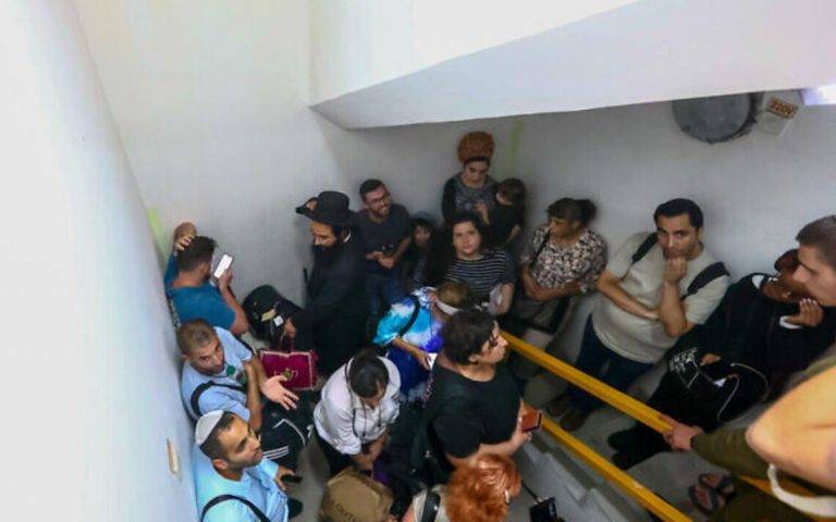 FOTOGRAFÍA. TEL AVIV (ISRAEL), 01 DE OCTUBRE DE 2024. Detalle de civiles israelíes en un refugio seguro durante el ataque iraní. La república Islámica de Irán lanzó al menos "181 misiles" contra Israel este martes y se activaron las sirenas en todo el país, confirmó Israel. Previamente, un alto mando norteamericano señaló que hay señales de que "Irán se prepara para lanzar pronto un ataque con misiles hacia Israel". Al momento se informó de "tres heridos de levedad en Israel por ataque iraní". No hay reportes, por ahora, en otras partes del país. Israel informa que "el espacio aéreo fue cerrado" y que los "vuelos serán dirigidos a aeropuertos en el exterior". En Israel señalaron: «Esto es una declaración de guerra, se espera una reacción fuera de lo común». Inteligencia militar Israelí/Lasvocesdelpueblo (Ñ Pueblo)