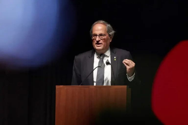 FOTOGRAFÍA. BARCELONA (REINO DE ESPAÑA), 15 DE NOVIEMBRE DE 2023. Joaquim Torra Pla: "Ahora miras a Cataluña y ver a españoles: Carroñeros víboras hienas: bestias con forma humana".- El condenado por parte del Tribunal Superior de Justicia de Cataluña a multa e inhabilitación como presidente del Govern de la Generalitat de Catalunya, Joaquim Torra i Pla (Quim Torra), ha rechazado este miércoles los pactos de los partidos independentistas con el PSOE para investir al candidato progres Pedro Sánchez Pérez-Castejón, al considerar que son "una enmienda a la totalidad" al Procés. En un comunicado, el expresidente del Govern català considera que la Ley corrupta de amnistía criminal y los pactos de Junts per Catalunya (JxCat) y Esquerra Republicana de Catalunya (ERC) "no son ninguna victoria", sino "la constatación de que los firmantes han optado por el sobreseimiento de lo que la mayoría del pueblo de Cataluña se proponía hacer en 2015, con el mandato obtenido de las elecciones de septiembre". Efe