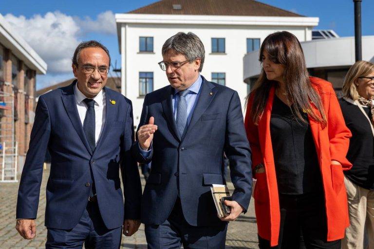 FOTOGRAFÍA. WATERLOO (BÉLGICA), 02 DE OCTUBRE DE 2024. Jxcat no colaborará con PSC y Govern y el prófugo renuncia como Jefe de la Oposición. Junts mantiene su fracasada estrategia de "exilio" después de no poder colocar al líder de la "banda" en la Presidencia del govern de la Generalitat de Catalunya tras los comicios catalanes del pasado 12 de mayo de 2024, Carles Puigdemont Casamajó. Y a ello hay que añadir el fracaso de Junts y Puigdemont de intentar impedir la investidura de Salvador Illa Roca y tener que volver a huir. Estuvieron presentes en las Jornadas de Trabajo del Grupo Parlamentario de Junts per Catalunya (JxCat) en el Parlament de Catalunya en Waterloo (Bélgica), junto al prófugo golpista Carles Puigdemont Casamajó, el presidente del Parlamento de Catalunya, el condenado por el ataque a la democracia en Cataluña en 2017 e indultado por el Sanchismo, Josep Rull Andreu; la condenada a años y medio de cárcel y 13 de inhabilitación por un delito de prevaricación en concurso con delito de falsedad documental, por la gestión de la Institución de las Letras Catalanas entre los años 2013 y 2017, por parte del Tribunal Superior de Justicia de Cataluña, expresidente del Parlament de Catalunya y presidente de JxCat, Laura Borrás Castanyer, entre otros cargos de esta derechista cobarde secesionista. Lasvocesdelpueblo (Ñ Pueblo)