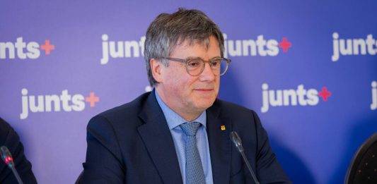 FOTOGRAFÍA. WATERLOO (BÉLGICA), 02 DE OCTUBRE DE 2024. Junts mantiene su fracasada estrategia de "exilio" después de no poder colocar al líder de la "banda" en la Presidencia del govern de la Generalitat de Catalunya tras los comicios catalanes del pasado 12 de mayo de 2024, Carles Puigdemont Casamajó. Y a ello hay que añadir el fracaso de Junts y Puigdemont de intentar impedir la investidura de Salvador Illa Roca y tener que volver a huir. Estuvieron presentes en las Jornadas de Trabajo del Grupo Parlamentario de Junts per Catalunya (JxCat) en el Parlament de Catalunya en Waterloo (Bélgica), junto al prófugo golpista Carles Puigdemont Casamajó, el presidente del Parlamento de Catalunya, el condenado por el ataque a la democracia en Cataluña en 2017 e indultado por el Sanchismo, Josep Rull Andreu; la condenada a años y medio de cárcel y 13 de inhabilitación por un delito de prevaricación en concurso con delito de falsedad documental, por la gestión de la Institución de las Letras Catalanas entre los años 2013 y 2017, por parte del Tribunal Superior de Justicia de Cataluña, expresidente del Parlament de Catalunya y presidente de JxCat, Laura Borrás Castanyer, entre otros cargos de esta derechista cobarde secesionista. Lasvocesdelpueblo (Ñ Pueblo)