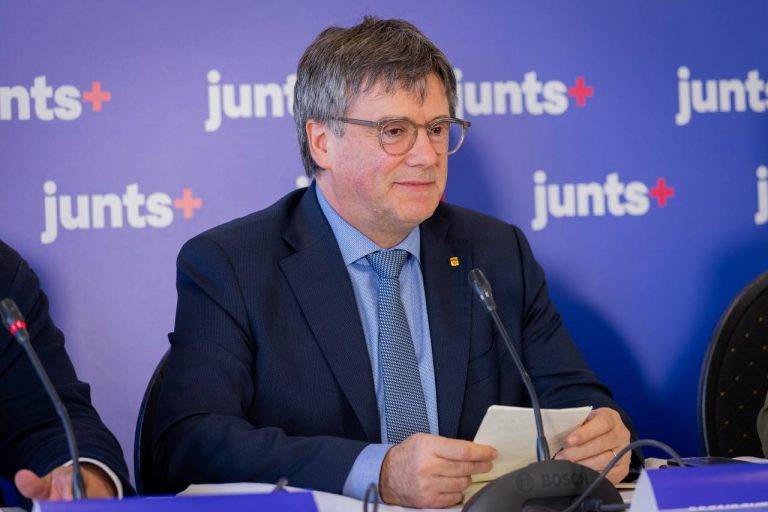 FOTOGRAFÍA. WATERLOO (BÉLGICA), 02 DE OCTUBRE DE 2024. Junts mantiene su fracasada estrategia de "exilio" después de no poder colocar al líder de la "banda" en la Presidencia del govern de la Generalitat de Catalunya tras los comicios catalanes del pasado 12 de mayo de 2024, Carles Puigdemont Casamajó. Y a ello hay que añadir el fracaso de Junts y Puigdemont de intentar impedir la investidura de Salvador Illa Roca y tener que volver a huir. Estuvieron presentes en las Jornadas de Trabajo del Grupo Parlamentario de Junts per Catalunya (JxCat) en el Parlament de Catalunya en Waterloo (Bélgica), junto al prófugo golpista Carles Puigdemont Casamajó, el presidente del Parlamento de Catalunya, el condenado por el ataque a la democracia en Cataluña en 2017 e indultado por el Sanchismo, Josep Rull Andreu; la condenada a años y medio de cárcel y 13 de inhabilitación por un delito de prevaricación en concurso con delito de falsedad documental, por la gestión de la Institución de las Letras Catalanas entre los años 2013 y 2017, por parte del Tribunal Superior de Justicia de Cataluña, expresidente del Parlament de Catalunya y presidente de JxCat, Laura Borrás Castanyer, entre otros cargos de esta derechista cobarde secesionista. Lasvocesdelpueblo (Ñ Pueblo)