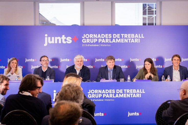 FOTOGRAFÍA. WATERLOO (BÉLGICA), 02 DE OCTUBRE DE 2024. Junts mantiene su fracasada estrategia de "exilio" después de no poder colocar al líder de la "banda" en la Presidencia del govern de la Generalitat de Catalunya tras los comicios catalanes del pasado 12 de mayo de 2024, Carles Puigdemont Casamajó. Y a ello hay que añadir el fracaso de Junts y Puigdemont de intentar impedir la investidura de Salvador Illa Roca y tener que volver a huir. Estuvieron presentes en las Jornadas de Trabajo del Grupo Parlamentario de Junts per Catalunya (JxCat) en el Parlament de Catalunya en Waterloo (Bélgica), junto al prófugo golpista Carles Puigdemont Casamajó, el presidente del Parlamento de Catalunya, el condenado por el ataque a la democracia en Cataluña en 2017 e indultado por el Sanchismo, Josep Rull Andreu; la condenada a años y medio de cárcel y 13 de inhabilitación por un delito de prevaricación en concurso con delito de falsedad documental, por la gestión de la Institución de las Letras Catalanas entre los años 2013 y 2017, por parte del Tribunal Superior de Justicia de Cataluña, expresidente del Parlament de Catalunya y presidente de JxCat, Laura Borrás Castanyer, entre otros cargos de esta derechista cobarde secesionista. Lasvocesdelpueblo (Ñ Pueblo)