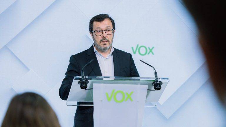 FOTOGRAFÍA. MADRID (REINO DE ESPAÑA), 21 DE OCTUBRE DE 2024. El portavoz nacional de VOX, José Antonio Fúster Lamelas, durante la rueda de prensa posterior a la reunión del Comité de Acción Política (CAP) de la formación verde este lunes, 21 de octubre de 2024 en la sede nacional de la Resistencia en calle Bambú 12 de Madrid. Lasvocesdelpueblo (Ñ Pueblo)