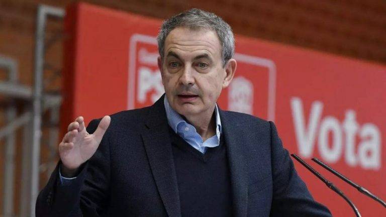 FOTOGRAFÍA. LEÓN (ESPAÑA), 06.02.2022. Zapatero: Puigdemont no puede ingresar en prisión. El ex vicesecretario general del PSOE y expresidente de Gobierno de España, José Rodríguez Zapatero, conocido como "ZP", reaparece en campaña electoral de los comicios del 13-F en Castilla y león en un mitin en León donde ha carga fuerte contra el 'cinismo' de una ¡derecha' (VOX y PP), que «son lo mismo» y van «ahora llorando las las esquinas» después de meter un «gol en propia meta» en la votación de la convalidación de la Reforma Laboral y acusan ahora el árbitro, la presidente del Congreso de los Diputados, por no ayudarlos a rectificar su «error». Efe