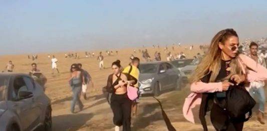 FOTOGRAFÍA. KIBUTZ REIM, FESTIVAL DE MÚSICA NOVA (SUR DE ISRAEL), 07 DE OCTUBRE DE 2024. El 6 y 7 de octubre se celebró cerca del kibutz Reim el Festival de Música Nova. Alrededor de 3.000 jóvenes de todo el mundo asistieron al festival. A las 6:22 AM, la música se detuvo debido a que sonaron las sirenas debido al fuego de cohetes. Momentos después, la policía ordenó la evacuación. Los terroristas de Hamas atacaron el recinto del festival, portando armas automáticas, lanzacohetes y granadas. Algunos participantes del festival Nova se escondieron en tiendas de campaña y automóviles, con la esperanza de que los terroristas no los encontraran. Los militantes de Hamas hicieron estallar los vehículos y dispararon contra ellos, en los que la gente intentaba esconderse o escapar. Muchos corrieron en pánico hacia campos abiertos, arbustos y barrancos, buscando refugio en el desierto, donde se escondieron durante varias horas hasta que llegó la ayuda. Los terroristas dispararon no solo contra vehículos, sino también contra cubículos de baño, tiendas de campaña y otros refugios donde la gente intentaba salvarse. Los heridos se escondieron entre los cuerpos de los asesinados. Algunos de los que lograron escapar intentaron huir en todas direcciones, pero los terroristas los persiguieron en motocicletas y los acribillaron. En total, 347 jóvenes fueron encontrados asesinados en el lugar del festival, con señales de heridas de bala, heridas de arma blanca y otras formas de violencia. Entre las víctimas había adolescentes y personas discapacitadas. Además, 40 civiles de diferentes países fueron tomados como rehenes. Al mismo tiempo, otro grupo de terroristas de Hamás entró en el kibutz Re'im, una comunidad vecina a la de Hamas, uno de los primeros objetivos de la masacre del 7 de octubre.Tzáhal/Lasvocesdelpueblo (Ñ Pueblo)