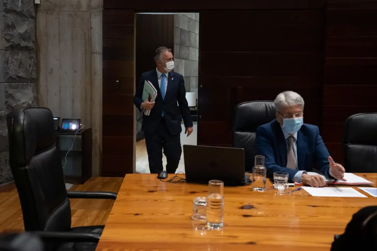 FOTOGRAFÍA. SANTA CRUZ DE TENERIFE (ISLA DE TENERIFE) ISLAS CANARIAS (REINO DE ESPAÑA, MARZO DE 2020, CRISIS SANITARIA DEL CORONAVIRUS (COVID 19).Koldo García contactó varias veces Ángel Victor Torres (PSOE) para comprara test COVID 19 a empresas vinculadas a la trama. Detalle del presidente del Gobierno autonómico de las Islas Canarias y secretario general del PSOE Islas Canarias, Ángel Víctor Torres (i), llegando a una reunión del Consejo de Gobierno regional en Santa Cruz de Tenerife (Reino de España). Efe