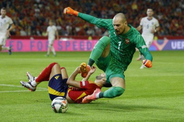 FOTOGRAFÍA. CÓRDOBA (ANDALUCÍA) REINO DE ESPAÑA, 15 DE OCTUBRE DE 2024. FÚTBOL LIGA NACIONES ESPAÑA-SERBIA. El portero de la selección serbia Predrag Rajkovic (d) defiende la acción del centrocampista de España Mikel Merino, durante el partido correspondiente a la fase de grupos de la Liga de Naciones que las selecciones de España y Serbia disputan este martes en el estadio Nuevo Arcángel, en Córdoba. Efe