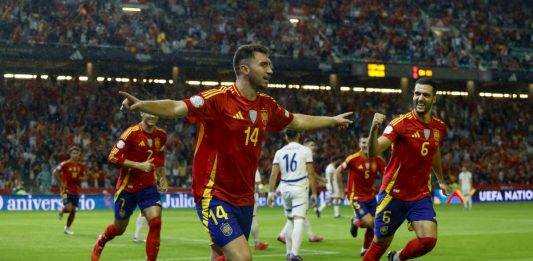 FOTOGRAFÍA. CÓRDOBA (ANDALUCÍA) REINO DE ESPAÑA, 15 DE OCTUBRE DE 2024. FÚTBOL LIGA NACIONES ESPAÑA-SERBIA. El defensa de la selección española Aymeric Laporte (i) celebra tras marcar ante Serbia, durante el partido correspondiente a la fase de grupos de la Liga de Naciones que las selecciones de España y Serbia disputan en el estadio Nuevo Arcángel, en Córdoba. Efe