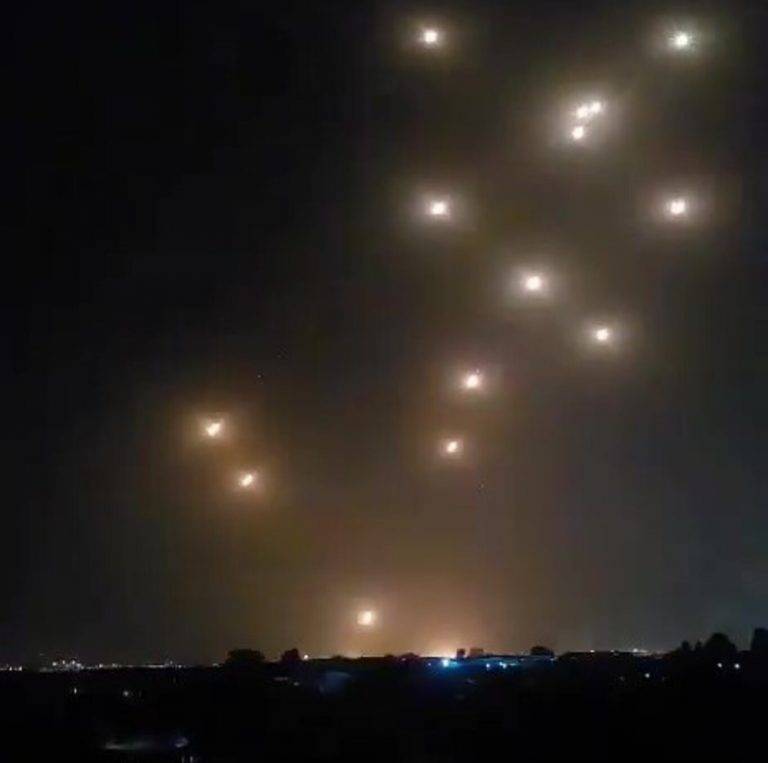 FOTOGRAFÍA. TEL AVIV (ISRAEL), 01 DE OCTUBRE DE 2024. Detalle de los cielos del Estado de israel con varios impactos e intercepciones de los objetos voladores y misiles balísticos, durante el intento de masacre de civiles israelíes perpetrado por el régimen nazi, fascista, antisemita e islamista de la República Islámica de Irán esta noche. La república Islámica de Irán lanzó al menos "181 misiles" contra Israel este martes y se activaron las sirenas en todo el país, confirmó Israel. Previamente, un alto mando norteamericano señaló que hay señales de que "Irán se prepara para lanzar pronto un ataque con misiles hacia Israel". Al momento se informó de "tres heridos de levedad en Israel por ataque iraní". No hay reportes, por ahora, en otras partes del país. Israel informa que "el espacio aéreo fue cerrado" y que los "vuelos serán dirigidos a aeropuertos en el exterior". En Israel señalaron: «Esto es una declaración de guerra, se espera una reacción fuera de lo común». Captura vídeo de testigo/Lasvocesdelpueblo (Ñ Pueblo)