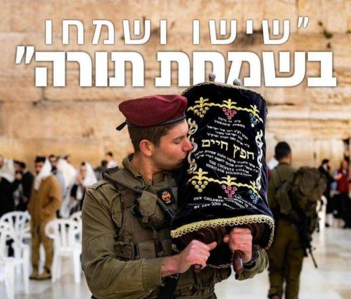 FOTOGRAFÍA. JERUSALÉN (ISRAEL), 23 DE OCTUBRE DE 2024. Detalle de un soldado de las Fuerzas de Defensa de Israel (FDI) besando a un rollo de la Tora cerca del Muro de las lamentaciones en Jerusalén. Desde este jueves al atardecer, la diáspora judía celebrará Simjat Torá —en hebreo, la Simjat Torá es "שמחת תורה‎", que es una festividad judía que se celebra al concluir la festividad de Sucot, un día en que se termina de leer en las sinagogas la última parte del Pentateuco en un rollo de la Torá, y se recomienza a leer la primera parte, conocida también como Bereshit. Todas las semanas se lee una porción de la Torá designada por los sabios del judaísmo y se completa la lectura en Simjat Torá. La porción se llama en hebreo Parashá, y es una división de las historias de la Biblia—. AJN