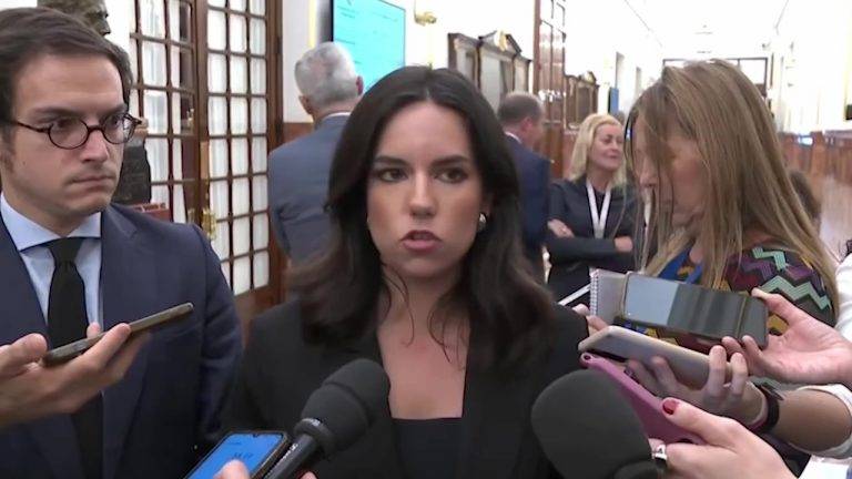 FOTOGRAFÍA. MADRID (REINO DE ESPAÑA), 23 DE OCTUBRE DE 2024. La portavoz del grupo Parlamentario de VOX en el Congreso de los Diputados, María José Rodríguez de Millán Parro (Pepa Millán), junto al secretario general del Grupo Parlamentario de VOX, José María Figaredo Álvarez-Sala (José María Figaredo), en los pasillos del Palacio del Congreso de los Diputados, ha señalado hoy que "un presidente" de Gobierno de España y secretario general del partido Socialista Obrero Español (PSOE), Pedro Sánchez Pérez-Castejón, "que aparece como 'El 1' en una trama criminal no tiene más remedio que dimitir". Lasvocesdelpueblo (Ñ Pueblo)