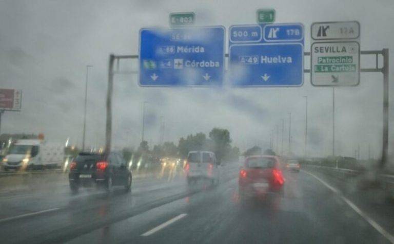 FOTOGRAFÍA. SEVILLA (ANDALUCÍA) REINO DE ESPAÑA, 31 DE OCTUBRE DE 2024. Vehículos circulando por la carretera de circunvalación SE-30 en Sevilla bajo un fuerte aguacero. Efe