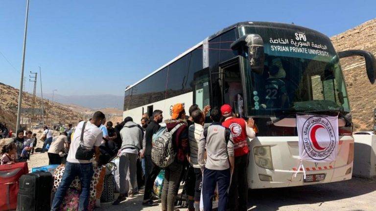 FOTOGRAFÍA. MASNAA (LÍBANO), 07 DE OCTUBRE DE 2024. Uno de los autobuses que trasladan a desplazados de la respuesta de israel contra los actos terroristas fascistas nazis yihadista antisemitas de los terroristas del Hezbollah (Hezbolá) ISIS sobre el Líbano hacia Siria. Las Fuerzas de Defensa de Israel (FDI) están asestando un duro golpe histórico la nazismo fascismo antisemitismo yihadismo desde hace un año, tras la masacre de civiles israelíes en suelo soberano de la Tierra Santa del pasado 7 Octubre de 2023. Efe