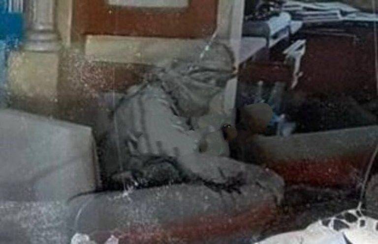 FOTOGRAFÍA. FRANJA DE GAZA (ISRAEL), 17 DE OCTUBRE DE 2024. ¿Cómo Israel eliminó al Yahya Sinwar? Vídeo inédito de los últimos momentos de líder de Hamás. En el pasado, Yahya Sinwar estaba sentado sonriendo y terminó sentado allí, derrotado y marginado, lleno de polvo encima de él. Sinwar a la destrucción y al destino inevitable... Infierno y miseria. Algunos de los artículos que llevaba Sinwar: Mentos, dinero, un arma y una credencial de profesor de la Agencia de Naciones Unidas para los Refugiados de Palestina en Oriente Próximo (UNRWA), chaleco antibalas, pistola y 40.000 shekels, etc.. Inteligencia militar israelí/Lasvocesdelpueblo (Ñ Pueblo)