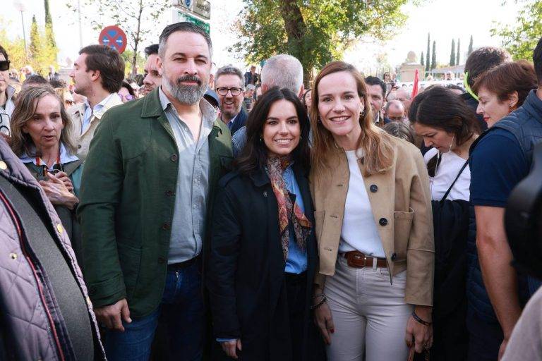 FOTOGRAFÍA. MADRID (REINO DE ESPAÑA), 20 DE OCTUBRE DE 2024. Manifestación / concentración bajo lema "Por una España segura, unida y próspera" en Plaza Castilla de Madrid. Una comitiva muy fuerte del partido de la Resistencia VOX, liderada por el presidente de VOX, Santiago Abascal Conde; y el nuevo presidente del Comité Ejecutivo Provincial (CEP) de VOX en la provincia de Madrid, José Antonio Fúster Lamelas; y la nueva portavoz del Grupo Parlamentario en la Asamblea de Madrid, isabel Pérez Muñoz, participa a la manifestación convocada y organizada por la Plataforma por la España Constitucional» una sucursal de  la Fundación Foro Libertad y Alternativa (L&A) este mediodía en Plaza Castilla de Madrid bajo lema "Por una España segura, unida y próspera", respondiendo así a la gran indignación social provocada por la macro corrupción de La Moncloa (Presidencia del Gobierno de España. Lasvocesdelpueblo (Ñ Pueblo)