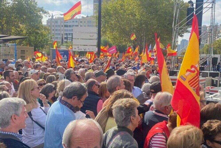 FOTOGRAFÍA. MADRID (REINO DE ESPAÑA), 20 DE OCTUBRE DE 2024. Manifestación / concentración bajo lema "Por una España segura, unida y próspera" en Plaza Castilla de Madrid. Una comitiva muy fuerte del partido de la Resistencia VOX, liderada por el presidente de VOX, Santiago Abascal Conde; y el nuevo presidente del Comité Ejecutivo Provincial (CEP) de VOX en la provincia de Madrid, José Antonio Fúster Lamelas; y la nueva portavoz del Grupo Parlamentario en la Asamblea de Madrid, isabel Pérez Muñoz, participa a la manifestación convocada y organizada por la Plataforma por la España Constitucional» una sucursal de  la Fundación Foro Libertad y Alternativa (L&A) este mediodía en Plaza Castilla de Madrid bajo lema "Por una España segura, unida y próspera", respondiendo así a la gran indignación social provocada por la macro corrupción de La Moncloa (Presidencia del Gobierno de España. Lasvocesdelpueblo (Ñ Pueblo)