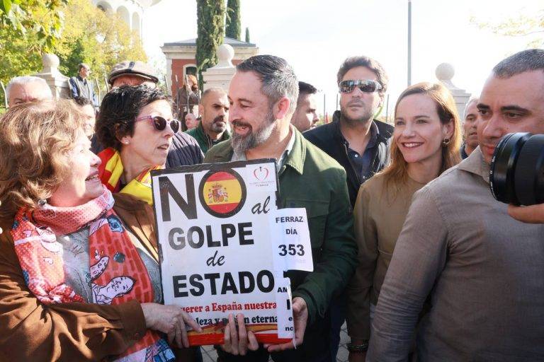 FOTOGRAFÍA. MADRID (REINO DE ESPAÑA), 20 DE OCTUBRE DE 2024. Manifestación / concentración bajo lema "Por una España segura, unida y próspera" en Plaza Castilla de Madrid. Una comitiva muy fuerte del partido de la Resistencia VOX, liderada por el presidente de VOX, Santiago Abascal Conde; y el nuevo presidente del Comité Ejecutivo Provincial (CEP) de VOX en la provincia de Madrid, José Antonio Fúster Lamelas; y la nueva portavoz del Grupo Parlamentario en la Asamblea de Madrid, isabel Pérez Muñoz, participa a la manifestación convocada y organizada por la Plataforma por la España Constitucional» una sucursal de  la Fundación Foro Libertad y Alternativa (L&A) este mediodía en Plaza Castilla de Madrid bajo lema "Por una España segura, unida y próspera", respondiendo así a la gran indignación social provocada por la macro corrupción de La Moncloa (Presidencia del Gobierno de España. Lasvocesdelpueblo (Ñ Pueblo)