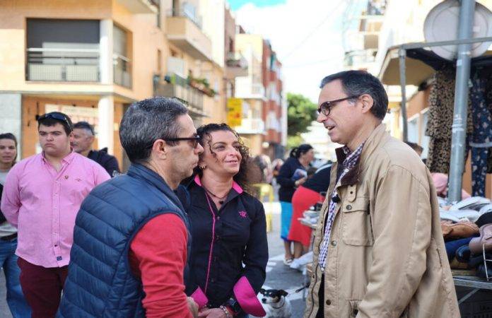 Manuel Acosta, Canovellas, VOX, mercadillo de Canovelles, CANOVELLAS (BARCELONA (REINO DE ESPAÑA), 27 DE OCTUBRE DE 2024. El diputado del Grupo Parlamentario de VOX en el Parlament de Catalunya, Manuel Jesús Acosta Elías (Manuel Acosta), ha denunciado la decisión que ha tomado el gobierno socialista de Canovelles de acabar con el mercado ambulante. Acosta ha denunciado que es una medida "injusta con las familias que trabajan en el mercado y que pagan rigurosamente las tasas y cumplen con la licencia y ordenanzas". Lasvocesdelpueblo (Ñ Pueblo)