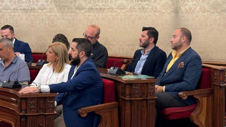 FOTOGRAFÍA. ALICANTE (COMUNIDAD VALENCIANA), 14 DE OCTUBRE DE 2024. En la primera fila, la portavoz del Grupo Municipal de Vox en el Ayuntamiento de Alicante, María del Carmen Robledillo Sánchez (2 d); juntos a sus compañeros concejales de la Resistencia VOX, Mario Ortolá Martínez (d); Oscar Castillo Marín y Juan Utrera Utrera durante el Debate sobre el Estado de la Ciudad de Alicante (DEC) de este lunes, 14 de octubre de 2024. Lasvocesdelpueblo (Ñ Pueblo)