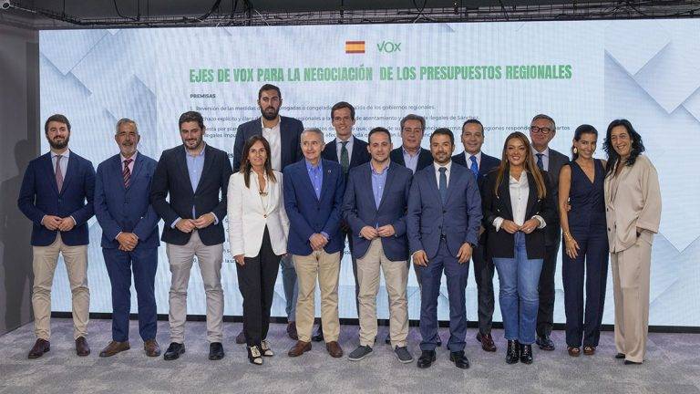 FOTOGRAFÍA. CALLE BAMBÚ 12 DE MADRID (COMUNIDAD DE MADRID) REINO DE ESPAÑA, 7 DE OCTUBRE DE 2024. VOX registra en el Senado una enmienda contra el fraudulento Proyecto de Ley del Gobierno. Se ha registrado este lunes a a los jefes de filas autonómicos de VOX durante la reunión entre la dirección de la tercera fuerza política en España y sus portavoces en Parlamentos Autonómicos, la llamada "Mesa de Trabajo Portavoces Parlamentos (Regionales)", para abordar el marco de negociación de los Presupuestos 2025 de los Gobierno autonómicos en minoría de la derechista cobarde estafadora socialismo azul Partido Popular (PP), en la casa del Pueblo de la Resistencia, ubicada en calle Bambú 12, Madrid. Lasvocesdelpueblo (Ñ Pueblo)