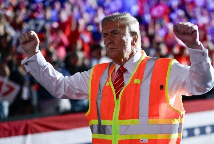 FOTOGRAFÍA. GREEN BAY (WISCONSIN) ESTADOS UNIDOS DE AMÉRICA, 30 DE OCTUBRE DE 2024. Mitin de Trump para la Campaña electoral de las elecciones presidencias de los Estados Unidos del próximo sábado 5 de noviembre de 2024. El candidato del partido Republicano, formación patriota, Donald John Trump, que se enfrenta a la candidata oficialista de ultraizquierda, alto cado de la Administración Joseph Robinette Biden Jr. (Joe Biden), vicepresidente de los Estados Unidos Kamala Devi Harris, ofrece un acto público hoy en Green Bay (Wisconsin). El exmandatario de EEUU ha llegado hoy en la zona a bordo de un camión de basura y ha decidido ofrecer su discurso como obrero del sector de la limpieza, en un chaleco, en respuesta al odio de la candidata Harris a las clases obreras estadounidenses al llamar su jefe Biden "basura" a al menos el 50 % de la población de los Estados Unidos (votantes de Trump) -según encuestas del 5N Estados Unidos. Palabras textuales de Joe Biden: "Déjenme decirles algo. (...) La única basura que veo flotando por ahí son sus seguidores", dijo Biden este martes a Puerto Rico. Equipo Campaña Donald Trump/Lasvocesdelpueblo (Ñ Pueblo)