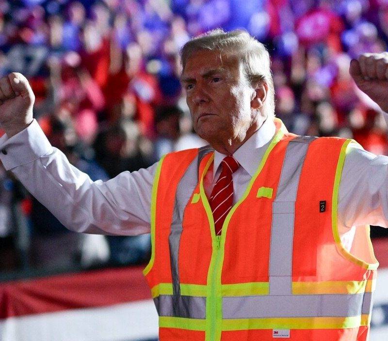 Trump: «Canadá le encantaría ser el Estado 51 de Estados Unidos; Justin Trudeau sabía esto y acaba de dimitir; EEUU ya no puede soportar los enormes déficits y subsidios de Canadá» FOTOGRAFÍA. GREEN BAY (WISCONSIN) ESTADOS UNIDOS DE AMÉRICA, 30 DE OCTUBRE DE 2024. Mitin de Trump para la Campaña electoral de las elecciones presidencias de los Estados Unidos del próximo sábado 5 de noviembre de 2024. El candidato del partido Republicano, formación patriota, Donald John Trump, que se enfrenta a la candidata oficialista de ultraizquierda, alto cado de la Administración Joseph Robinette Biden Jr. (Joe Biden), vicepresidente de los Estados Unidos Kamala Devi Harris, ofrece un acto público hoy en Green Bay (Wisconsin). El exmandatario de EEUU ha llegado hoy en la zona a bordo de un camión de basura y ha decidido ofrecer su discurso como obrero del sector de la limpieza, en un chaleco, en respuesta al odio de la candidata Harris a las clases obreras estadounidenses al llamar su jefe Biden "basura" a al menos el 50 % de la población de los Estados Unidos (votantes de Trump) -según encuestas del 5N Estados Unidos. Palabras textuales de Joe Biden: "Déjenme decirles algo. (...) La única basura que veo flotando por ahí son sus seguidores", dijo Biden este martes a Puerto Rico. Equipo Campaña Donald Trump/Lasvocesdelpueblo (Ñ Pueblo)
