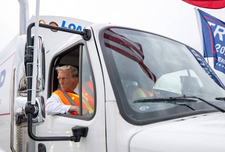 FOTOGRAFÍA. GREEN BAY (WISCONSIN) ESTADOS UNIDOS DE AMÉRICA, 30 DE OCTUBRE DE 2024. Mitin de Trump para la Campaña electoral de las elecciones presidencias de los Estados Unidos del próximo sábado 5 de noviembre de 2024. El candidato del partido Republicano, formación patriota, Donald John Trump, que se enfrenta a la candidata oficialista de ultraizquierda, alto cado de la Administración Joseph Robinette Biden Jr. (Joe Biden), vicepresidente de los Estados Unidos Kamala Devi Harris, ofrece un acto público hoy en Green Bay (Wisconsin). El exmandatario de EEUU ha llegado hoy en la zona a bordo de un camión de basura y ha decidido ofrecer su discurso como obrero del sector de la limpieza, en un chaleco, en respuesta al odio de la candidata Harris a las clases obreras estadounidenses al llamar su jefe Biden "basura" a al menos el 50 % de la población de los Estados Unidos (votantes de Trump) -según encuestas del 5N Estados Unidos. Palabras textuales de Joe Biden: "Déjenme decirles algo. (...) La única basura que veo flotando por ahí son sus seguidores", dijo Biden este martes a Puerto Rico. Equipo Campaña Donald Trump/Lasvocesdelpueblo (Ñ Pueblo)
